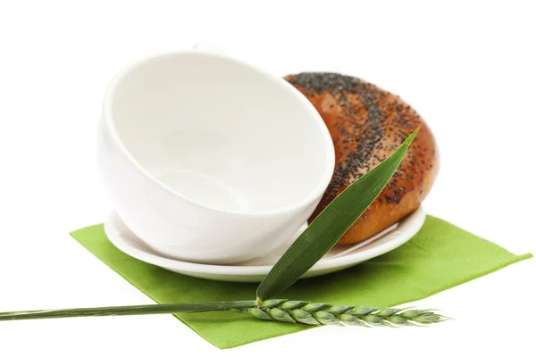 Rotolo di tazza bianca con papavero e la punta isolata su bianco — Foto Stock