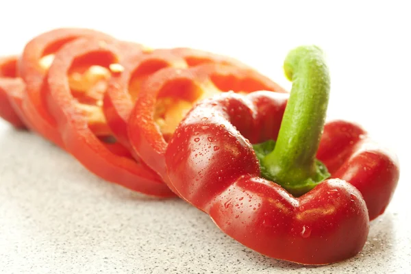 Nakrájenou paprikou izolované na bílém — Stock fotografie