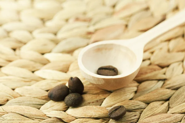 木のスプーンとコーヒー豆は枝編み細工品材料です。 — ストック写真