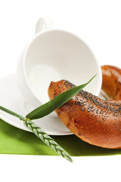 Brot mit Mohn weißer Tasse und Dorn isoliert auf weiss — Stockfoto