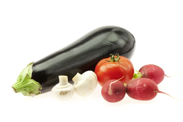 Patlıcan. turp domates ve üzerinde beyaz izole mantar — Stok fotoğraf