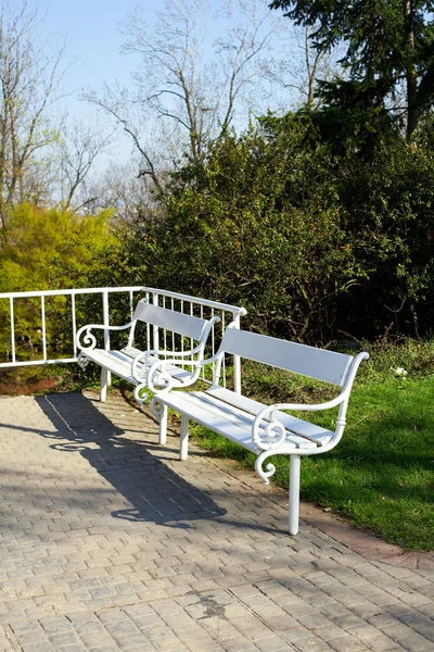 Dwa białe ławki w parku — Zdjęcie stockowe
