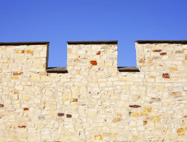 Muro della fortezza contro il cielo blu — Foto Stock
