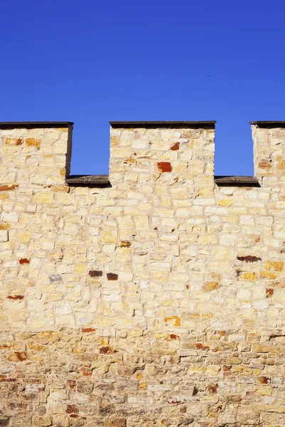 Фортечна стіна на фоні блакитного неба — стокове фото
