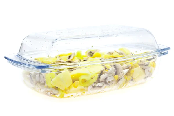 Champignons Kartoffeln Pfeffer in einem Glas isoliert auf weiß — Stockfoto