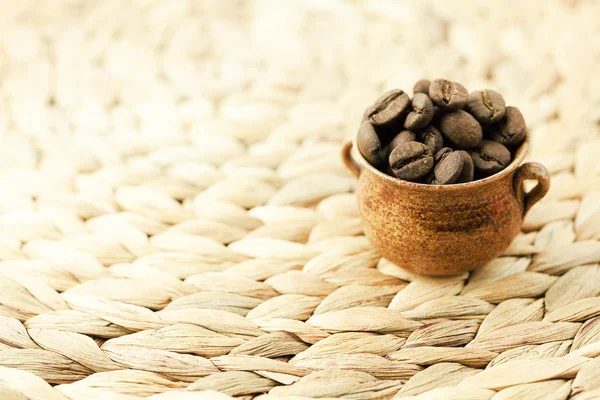 Koffie bonen in een kleine kruik — Stockfoto