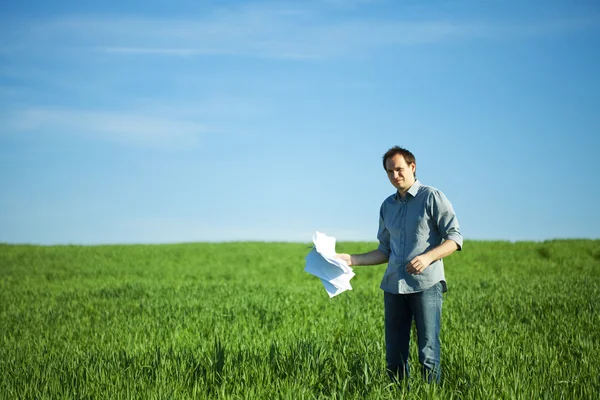Omul aruncă hârtia pe câmp. — Fotografie, imagine de stoc