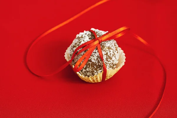 Kuchen mit Kokos-Bandage auf rotem Hintergrund — Stockfoto