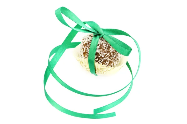 Kaka toppad med kokos bandagerad band isolerad på vit — Stockfoto