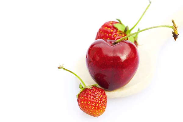 樱桃和草莓的木勺白色上孤立 — 图库照片