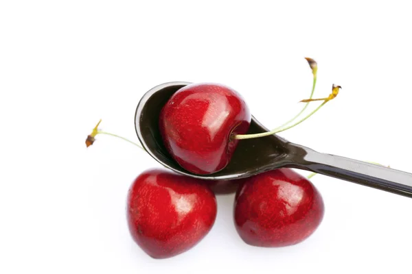 Cherry egy elszigetelt fehér kanál — Stock Fotó