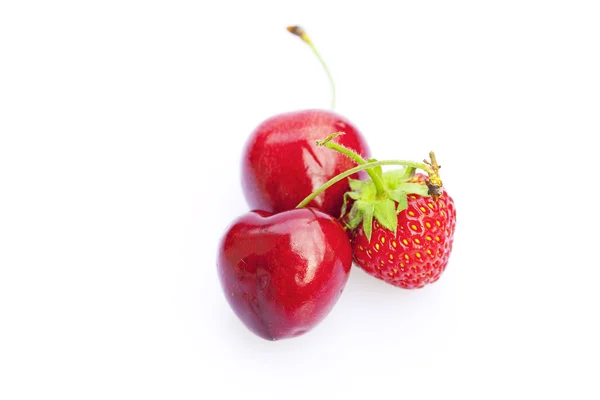Cerises et fraises isolées sur blanc — Photo