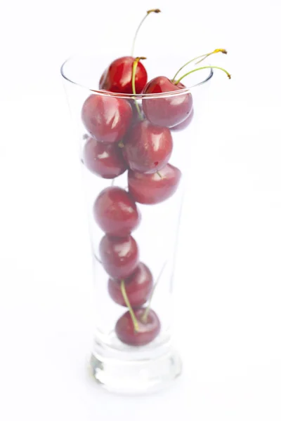 Körsbär i ett glas isolerade på vit — Stockfoto