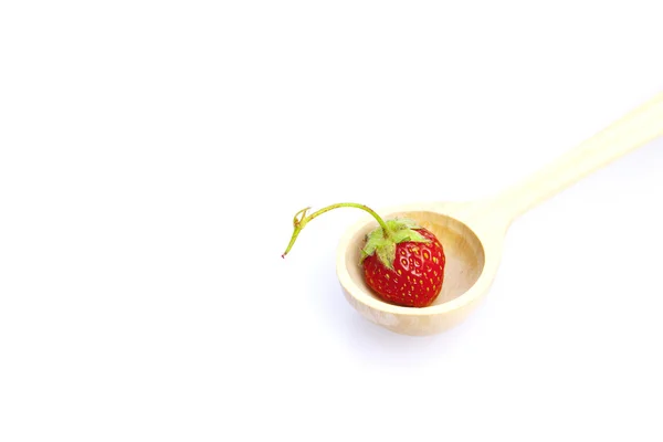 Erdbeere in einem Holzlöffel isoliert auf weiß — Stockfoto