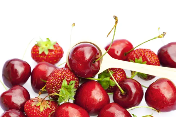 Kirsche und Erdbeere in einem Löffel isoliert auf weiß — Stockfoto