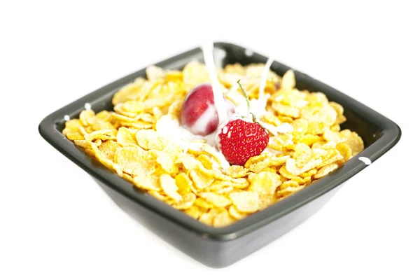 Cuenco de copos de maíz leche cereza y fresa aislado en whi —  Fotos de Stock