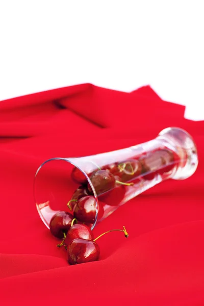 Szklanka wiśni na czerwonym tle — Zdjęcie stockowe