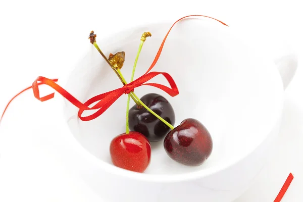 Cherry met lint in de cup geïsoleerd op een witte — Stockfoto
