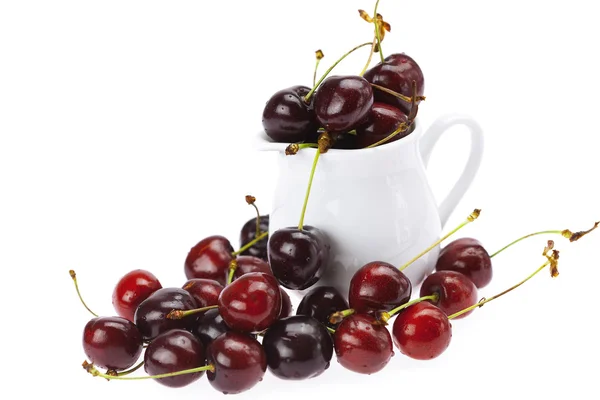 Cherry en melk kruik geïsoleerd op een witte — Stockfoto