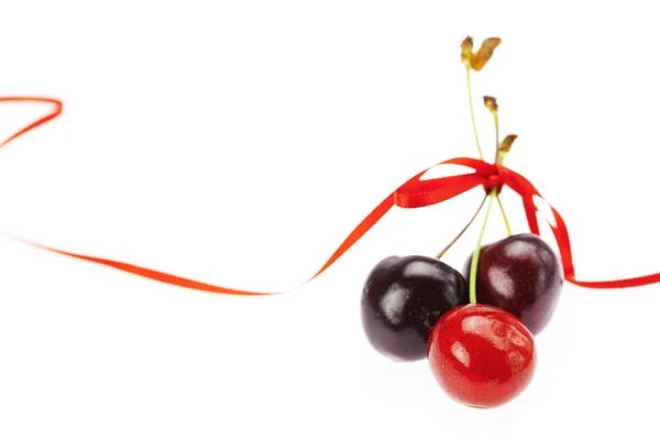 Cherry met lint geïsoleerd op wit — Stockfoto