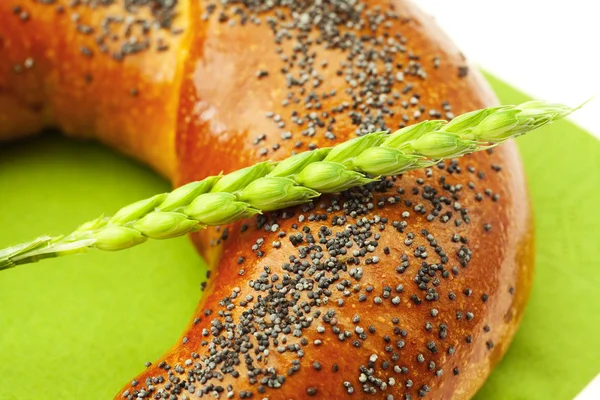 Pan con semillas de amapola y la espiga — Foto de Stock