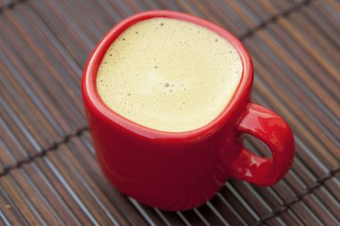 fincan cappuccino bambu hasır üzerinde