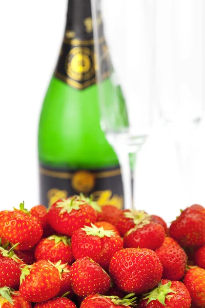 Şampanya ve çilek beyaz izole — Stok fotoğraf