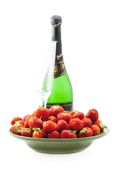 Champagneglas och jordgubbar isolerad på vit — Stockfoto