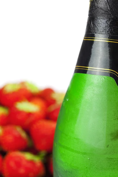Copo de champanhe e morangos isolados em branco — Fotografia de Stock