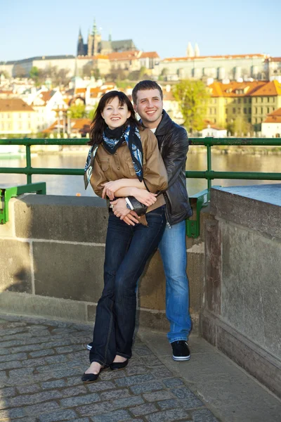 Jovem casal na ponte Charles no horizonte — Fotografia de Stock