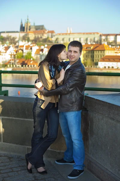 Giovane coppia sul Ponte Carlo sullo skyline — Foto Stock