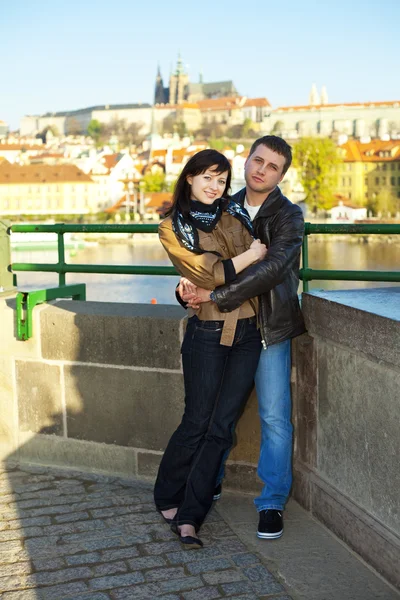 Jovem casal na ponte Charles no horizonte — Fotografia de Stock