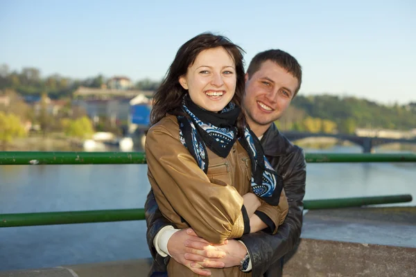 チャールズ橋、スカイラインの上の若いカップル — ストック写真