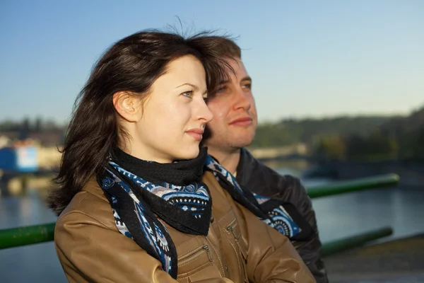 在地平线上的查理大桥上的年轻夫妇 — 图库照片