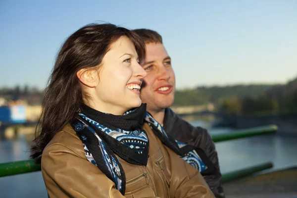 チャールズ橋、スカイラインの上の若いカップル — ストック写真