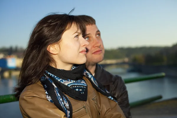在地平线上的查理大桥上的年轻夫妇 — 图库照片