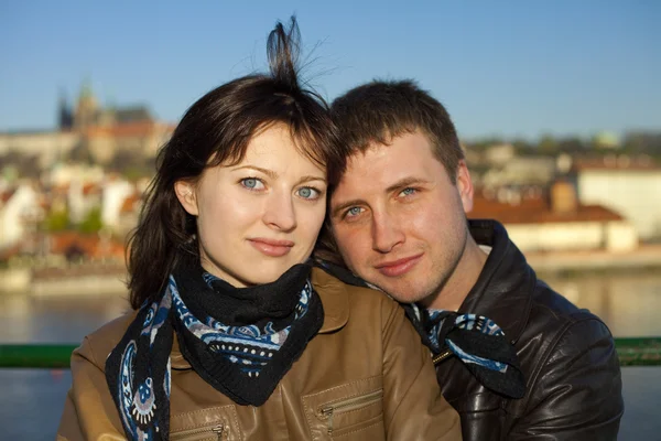 Молодая пара на Карлов мост на горизонте — стоковое фото