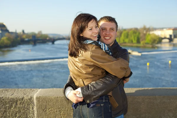 A Károly-híd, a Skyline a fiatal pár — Stock Fotó