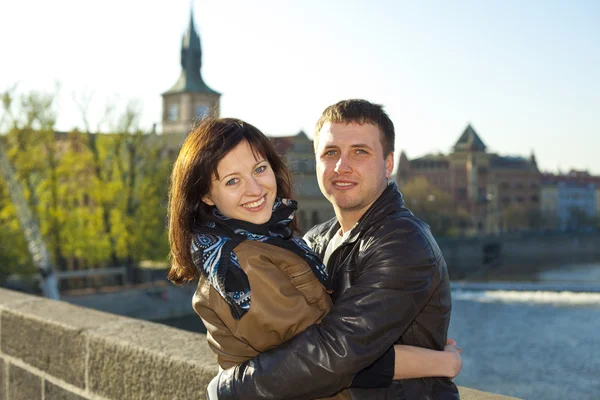 Ungt par på CHARLESEN överbryggar på horisonten — Stockfoto