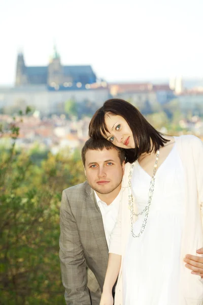 ちょうどプラハの背景に結婚 — ストック写真