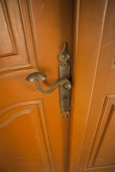 Дверь с кованой ручкой — стоковое фото