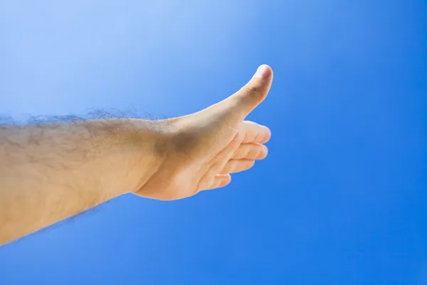 Hand tegen de blauwe hemel — Stockfoto