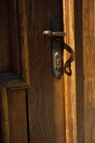 Кованая дверная ручка — стоковое фото