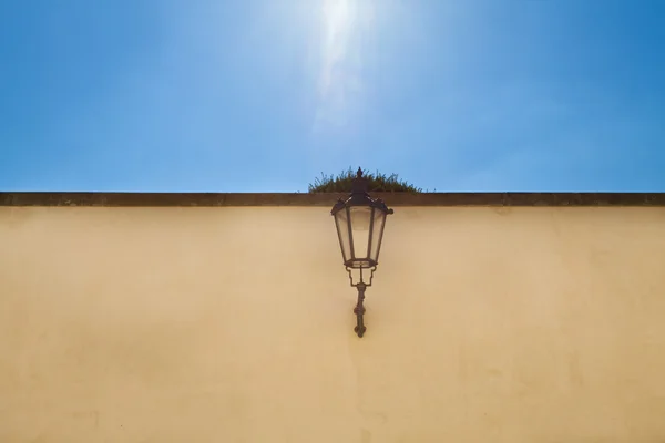 Gökyüzüne karşı duvardaki fener — Stok fotoğraf