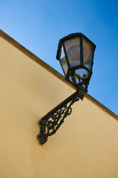 A lanterna na parede contra o céu — Fotografia de Stock