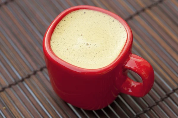 Φλυτζάνι του cappuccino σε ένα χαλί μπαμπού — Φωτογραφία Αρχείου