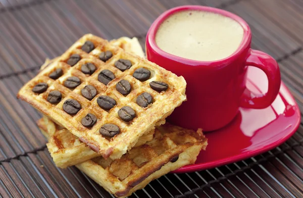 Tasse Cappuccino-Waffeln und Kaffeebohnen auf einer Bambusmatte — Stockfoto