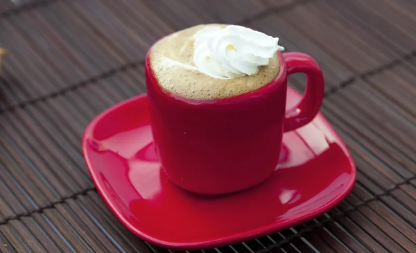 Tasse Cappuccino auf einer Bambusmatte — Stockfoto