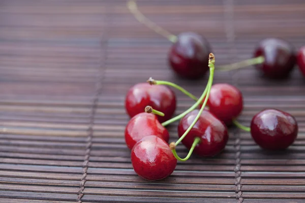 Cherry på bambu matta — Stockfoto