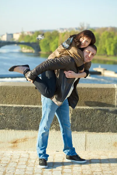 Fiatal pár, a Károly-híd — Stock Fotó